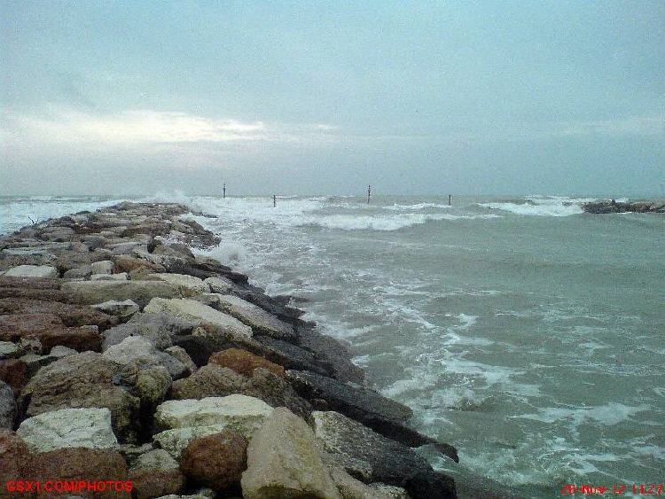 Onde-su-scogliera.jpg