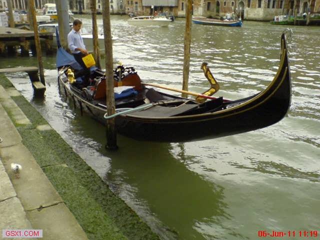Behind-the-Tribunale-VeniceGondola.jpg