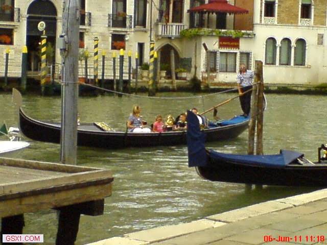 GondolaBehind-the-Tribunale-Venice.jpg