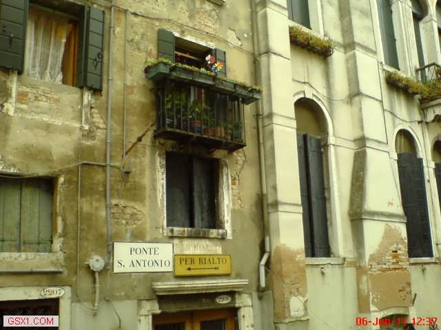 Herbs-on-a-balcony.jpg