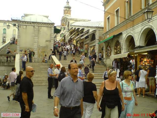 RialtoBridgeTourists.jpg