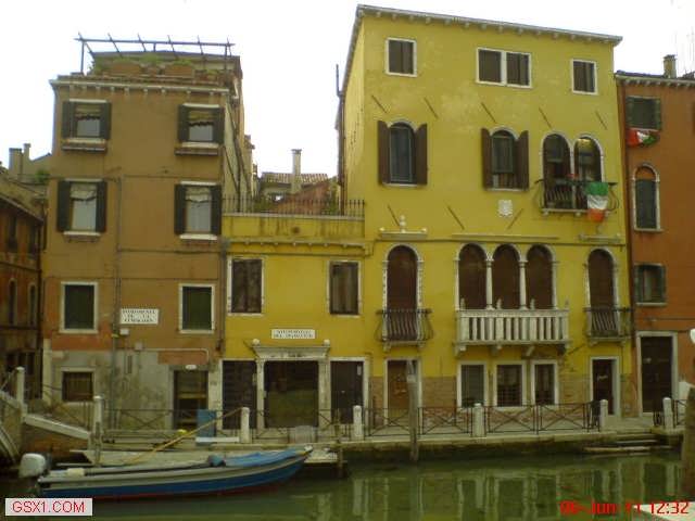 VeniceHomes-and-boat.jpg