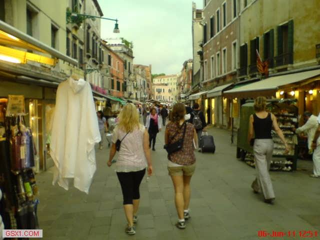 Walking-along-in-Venice.jpg