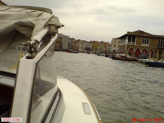 canal-grande-water-taxy-law-court.jpg