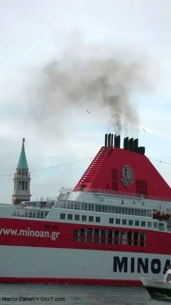 Polluting-ship-in-Venice2.jpg